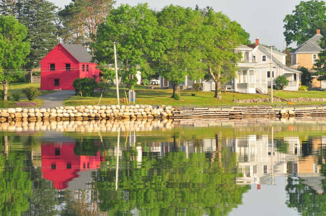 Smugglers Cove Inn Луненбург Екстериор снимка