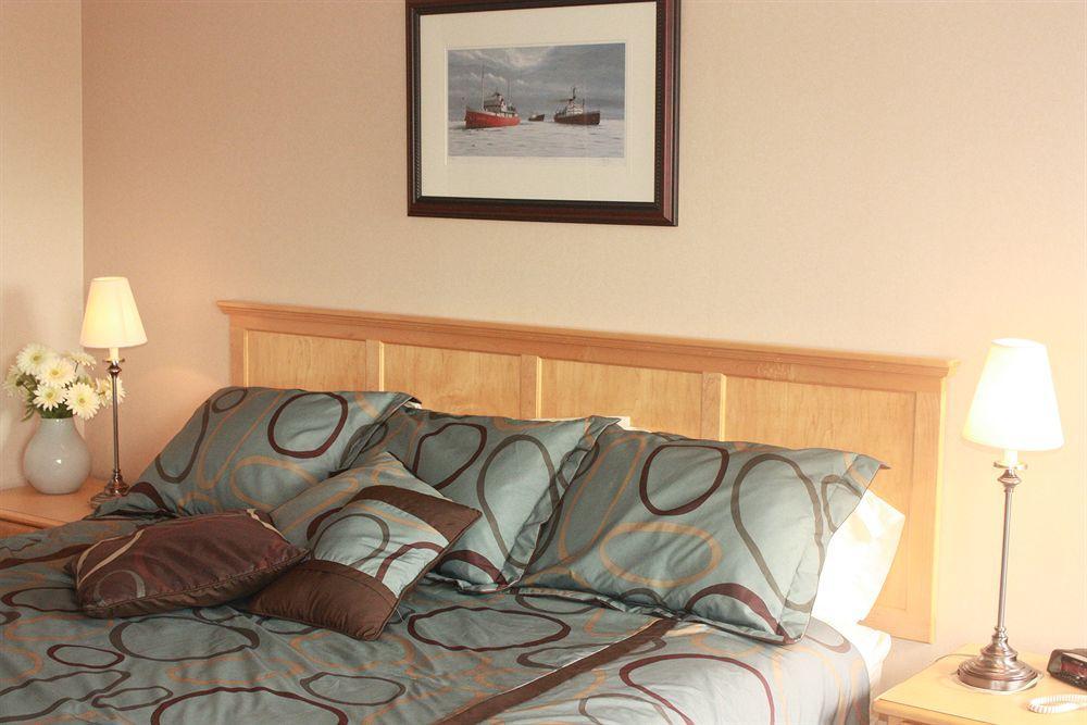 Smugglers Cove Inn Луненбург Екстериор снимка