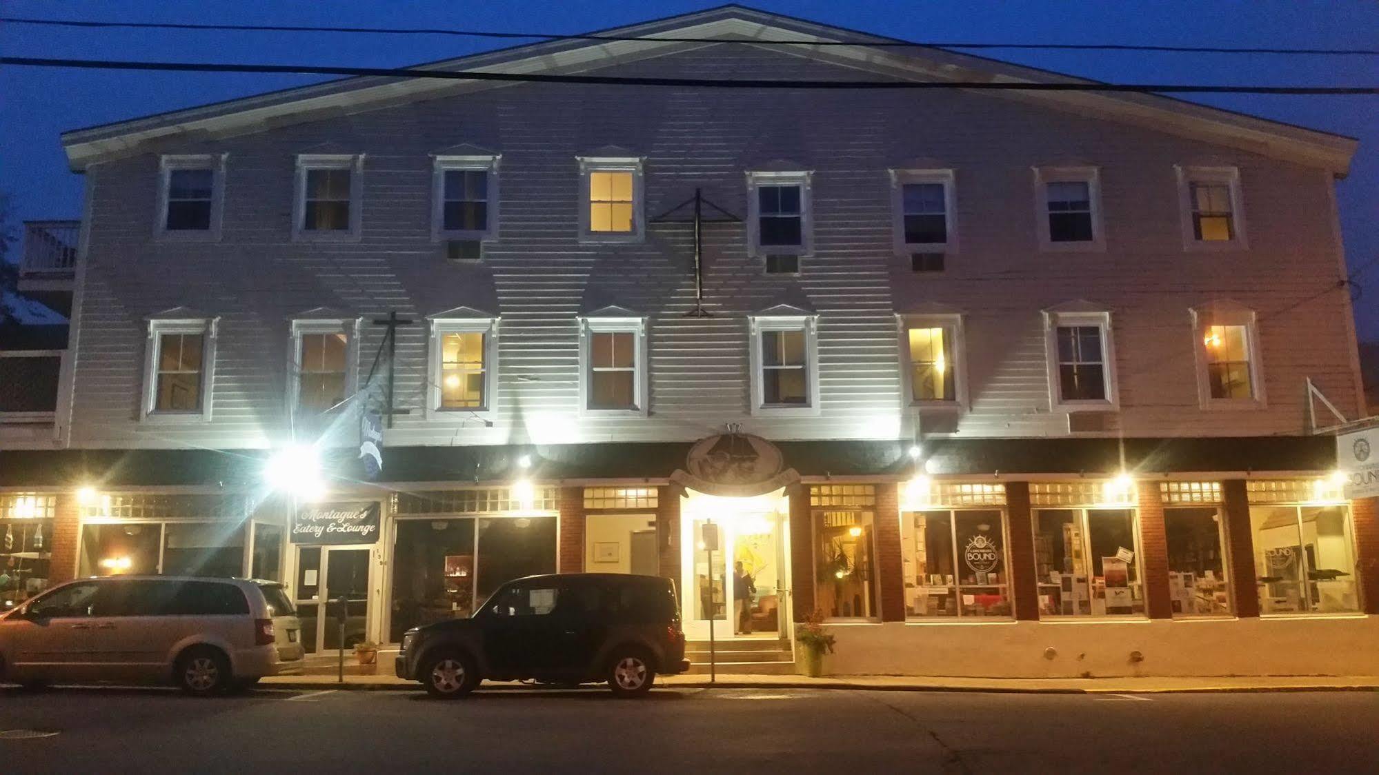 Smugglers Cove Inn Луненбург Екстериор снимка